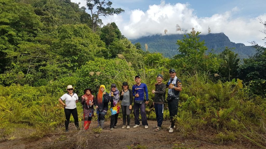Nikmati keindahan Tekiwit Selaan Waterfall dan Three ...